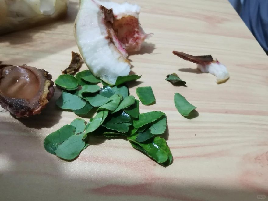 驚！陸女咬開桃子驚藏新鮮樹葉　網笑翻：把人家房子吃了