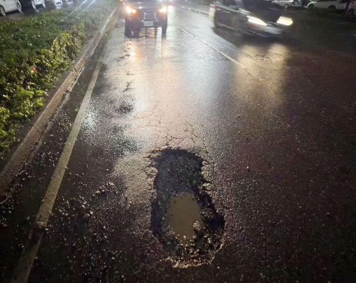 影/高雄又有災情！雨夜驚見天坑「4車慘爆胎」