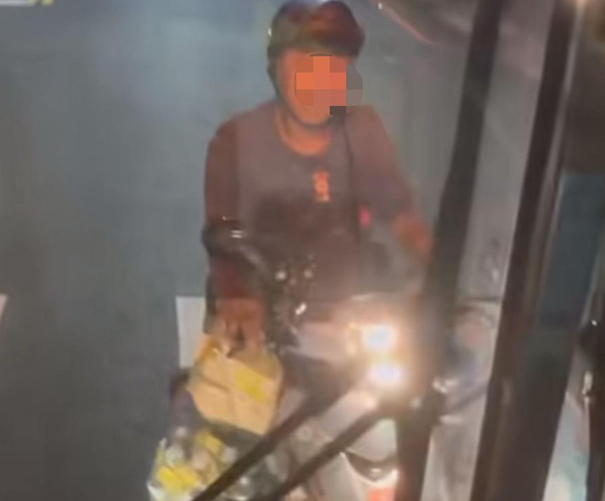 影/89大叔騎機車逆向悍擋公車「前後燈都爆閃」！全車傻眼