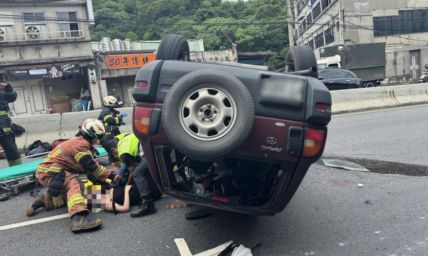 新北八里休旅車自撞分隔島翻覆　2人受傷送醫