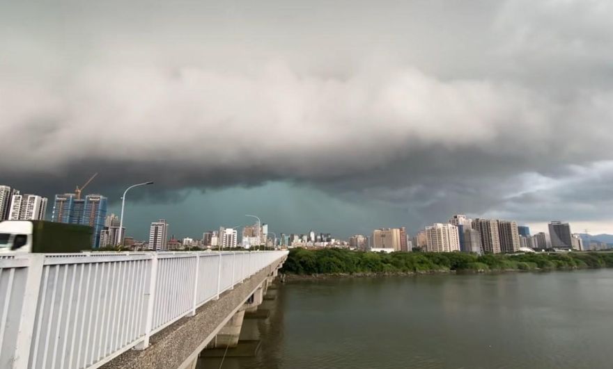 影/新海大橋上空烏雲壓境　震撼畫面曝光