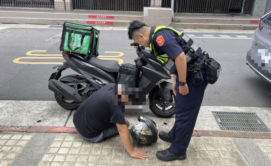 外送員高溫曬昏派出所門口倒地　警即刻救援助送醫