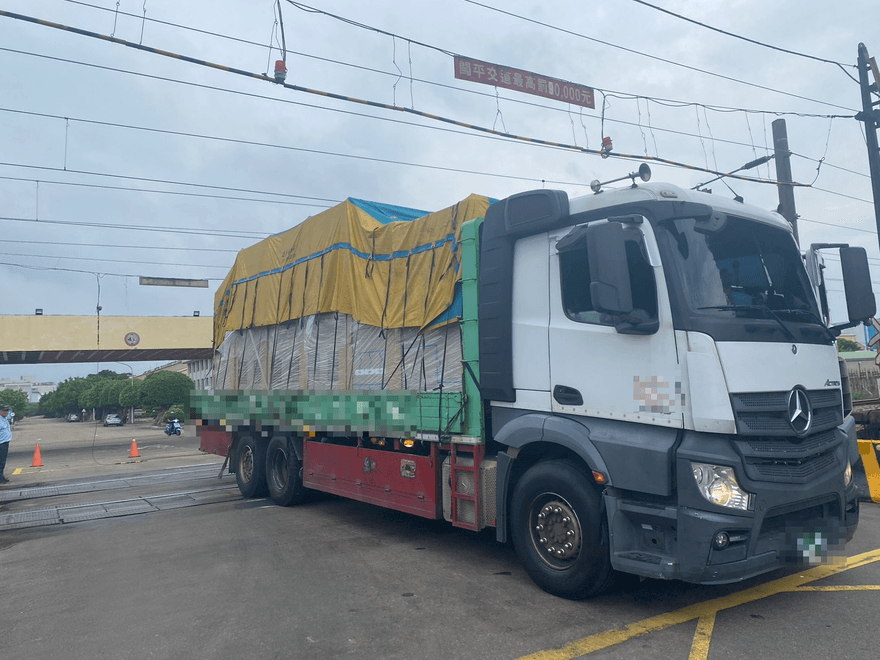 影/竹縣貨車卡電線！司機處理不慎觸電　頭部受傷、雙腿燒燙傷