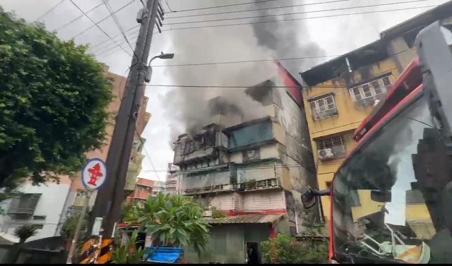 影/基隆民宅大火濃煙竄天　「全面燃燒」住戶受困死亡
