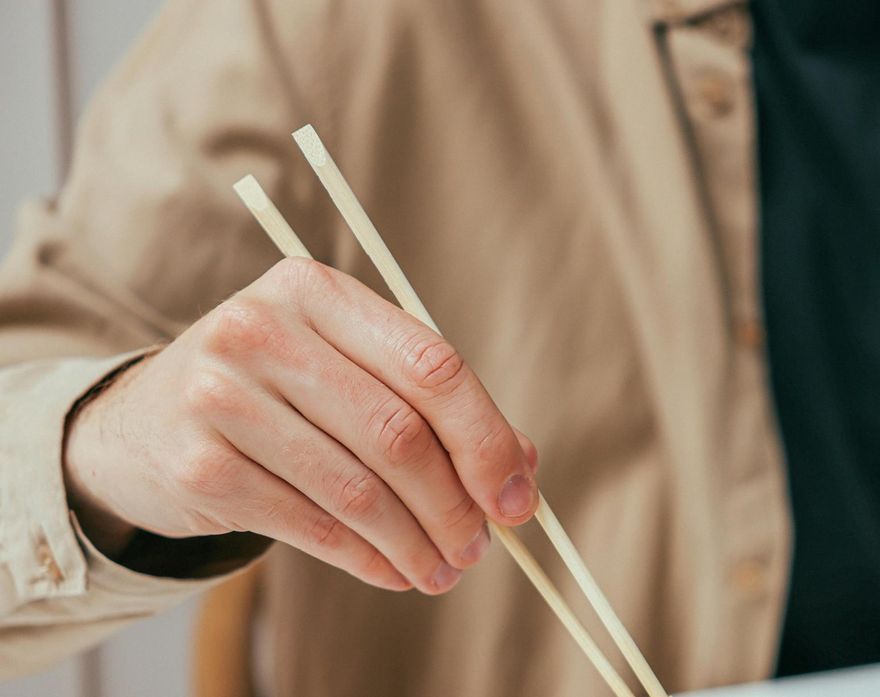 65歲婦外食「環保筷插煮麵鍋消毒」　店家怒：整鍋報廢