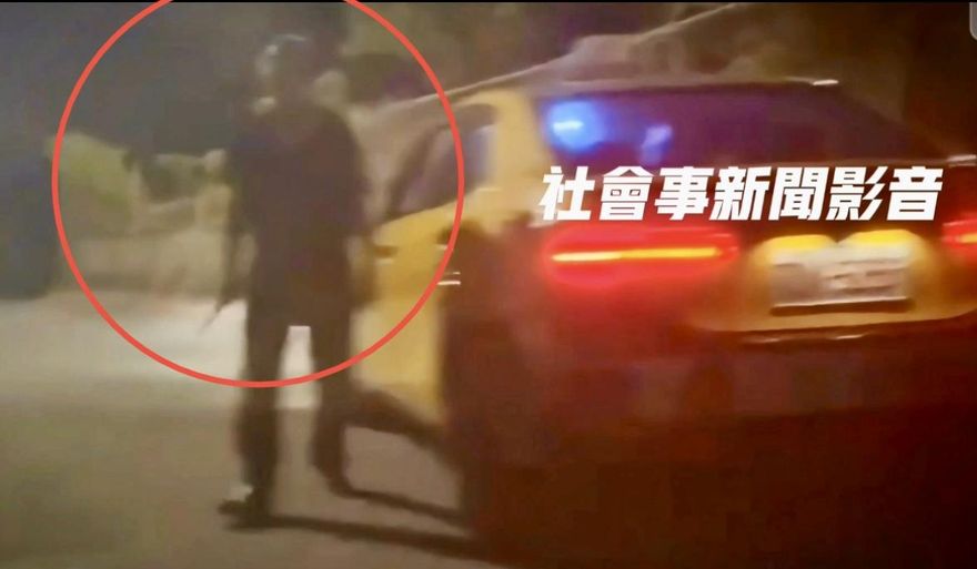 小黃運將不爽後車閃遠光燈　新店山區持刀攔車嗆聲挨告