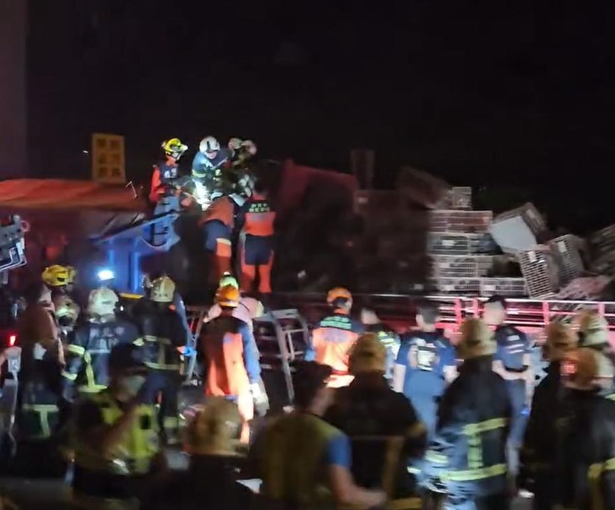 影/國1林口段重大車禍！「5大小車追撞」1運將慘死