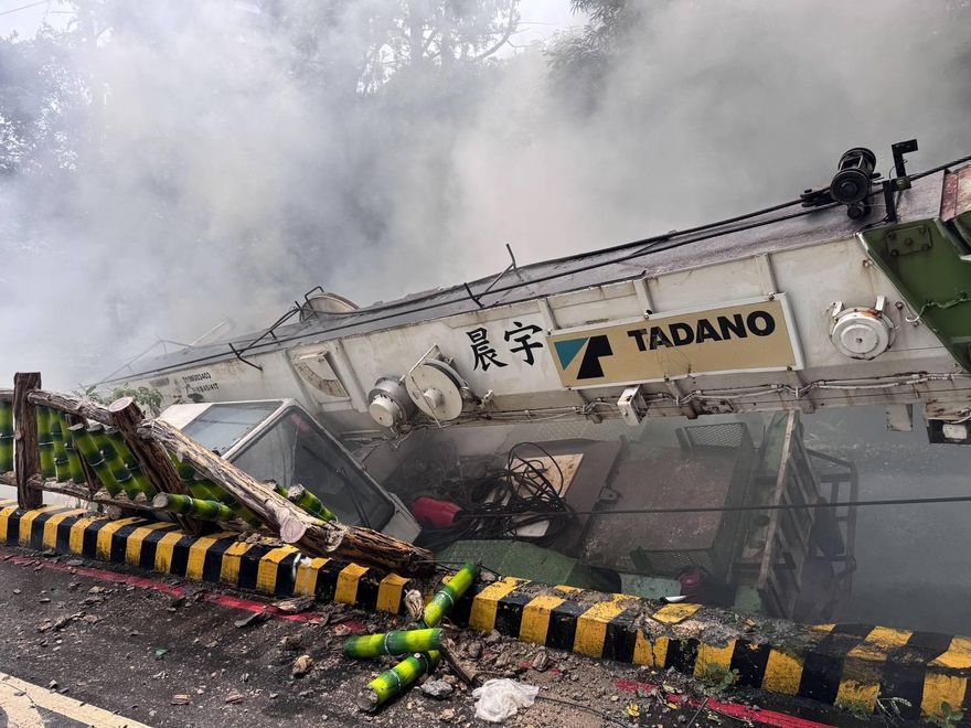 北市重大交通事故！巨型吊車翻覆狂燃