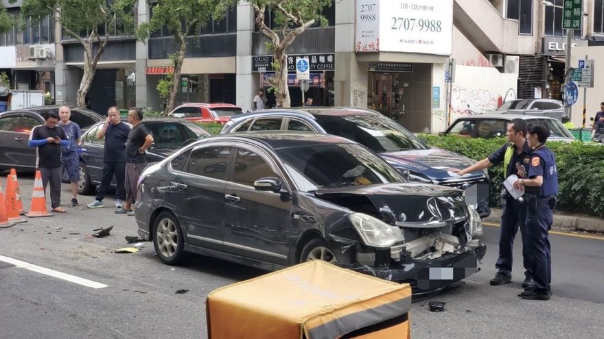 北市大安區轎車暴衝連撞5車　機車騎士吐血夾困車底
