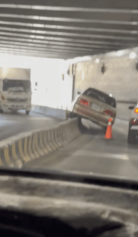 影/怎麼開的？台南地下道轎車騎上護欄　網：三寶就是狂