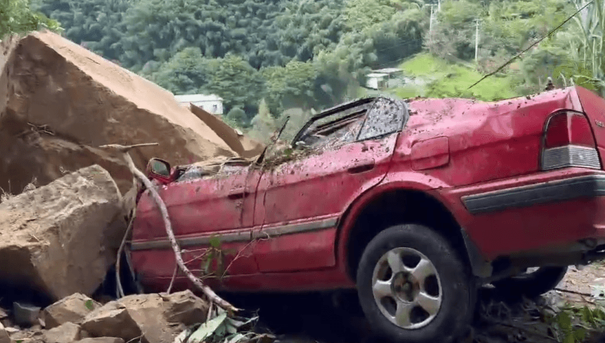 影/超恐怖！苗栗泰安巨石砸中自小客　車內2男子慘死