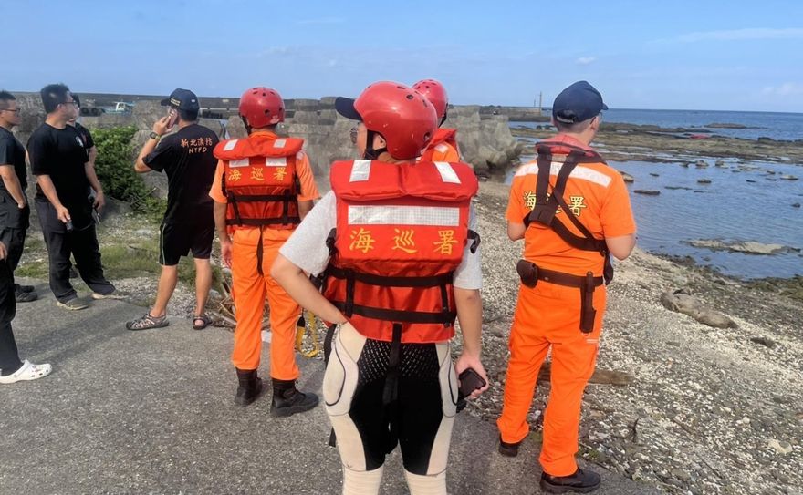 新北貢寮獨木舟出海翻覆1人失聯　海空搜索救援