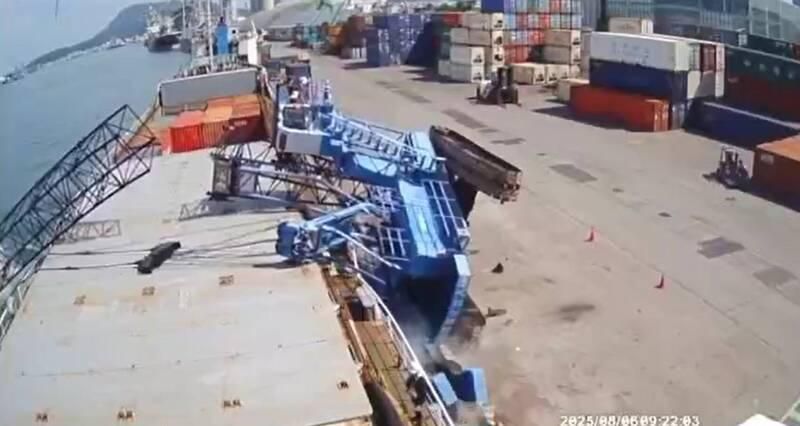 影/驚險瞬間！高雄港吊車翻覆撞貨船　駕駛千鈞一髮逃生