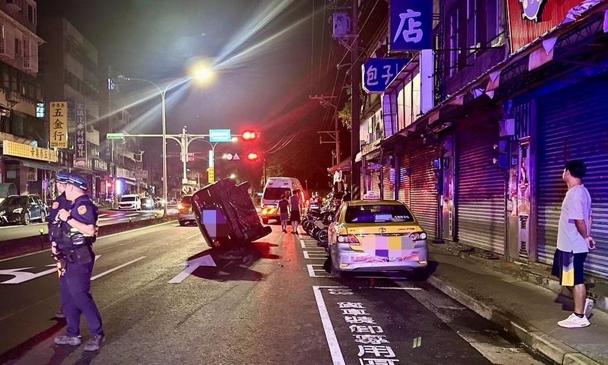 北市三寶車深夜連撞3車　轎車側翻躺路中駕駛送醫