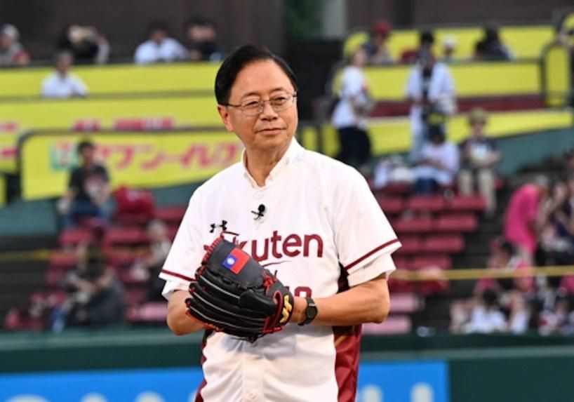 張善政市長赴樂天金鷲主場開球 ！宣布桃園11月辦台日韓棒球交流賽