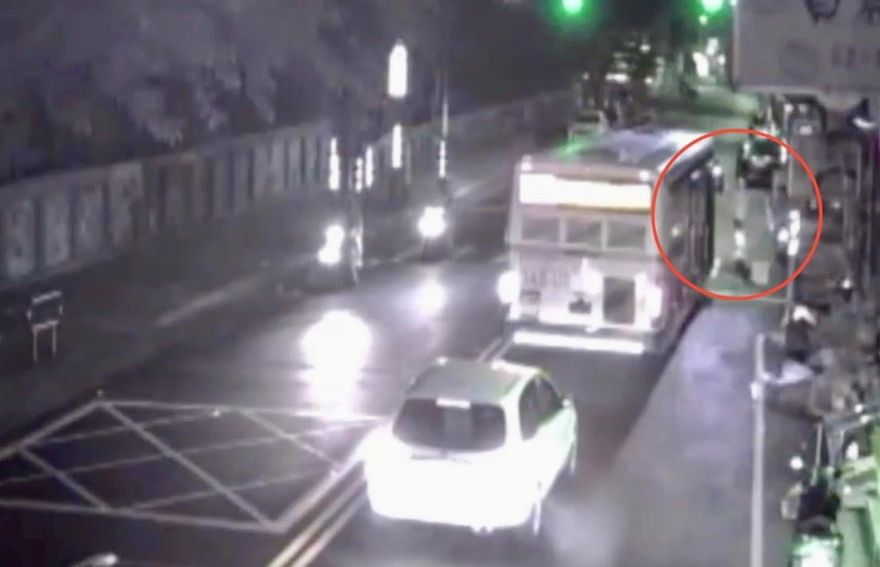 新北八里行車糾紛爆衝突　機車騎士攔停公車互嗆警開罰