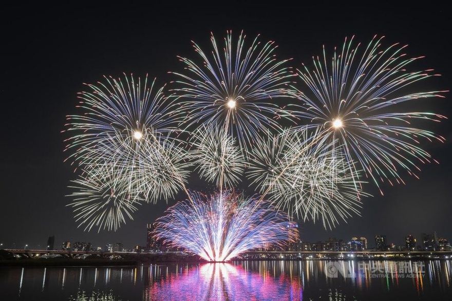 超壯觀！大稻埕煙火首場「萬紫埕紅」　300秒絕美畫面公開