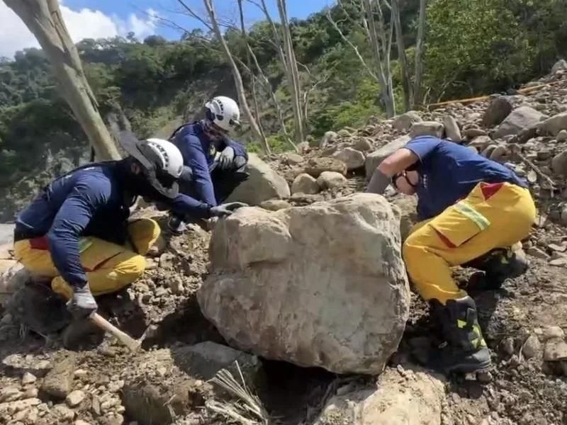 南橫墜谷搜救Day8！大石飄屍臭卻一度「停止挖掘」
