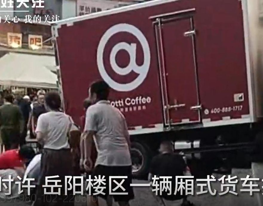 影/點餐到一半…陸貨車突撞進飲料店　顧客來不及躲2死2傷