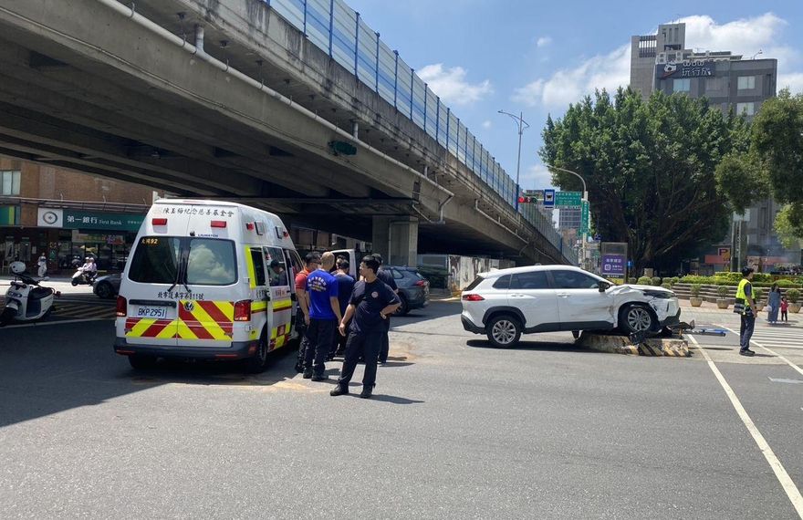 影/北市救護車載病患「跟計程車相撞」！3人送醫