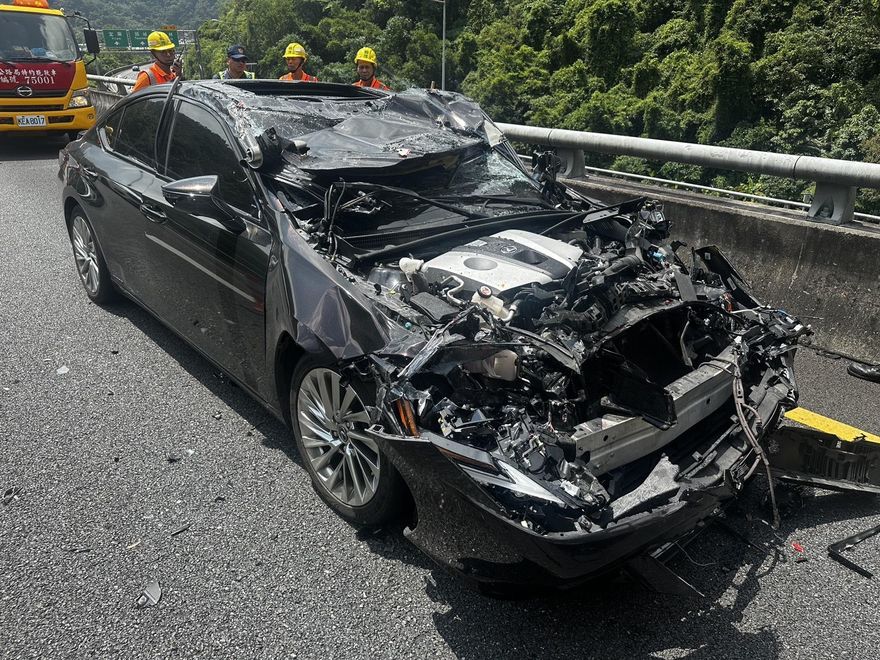 影/國5嚴重事故！LEXUS追尾緩撞車「上半部快削光」