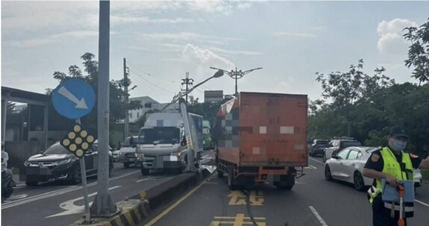 尷尬！大榮貨運過彎撞歪燈桿、倒塌砸壞新竹貨運物流車