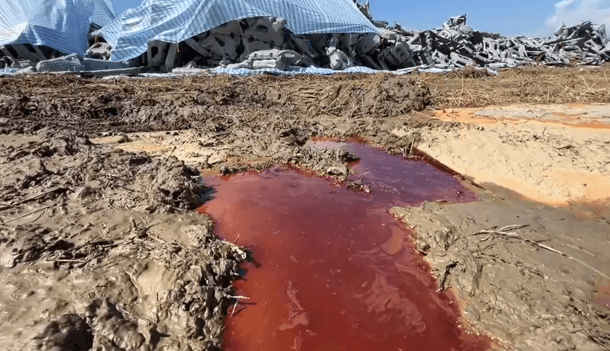 影/嚇壞農民！災後廢棄光電板驚見「紅色油污」染土壤