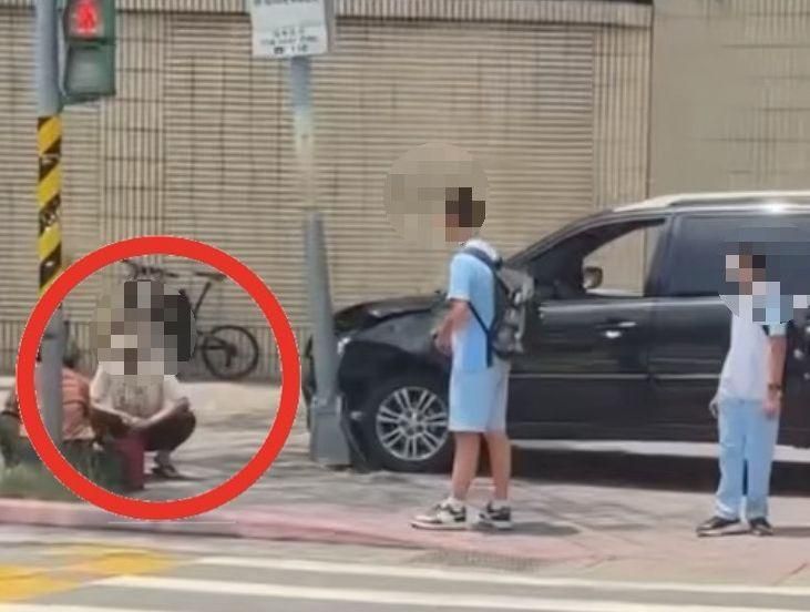 影/一路撞3車！北投76歲翁「高速撞校門」驚悚過程曝