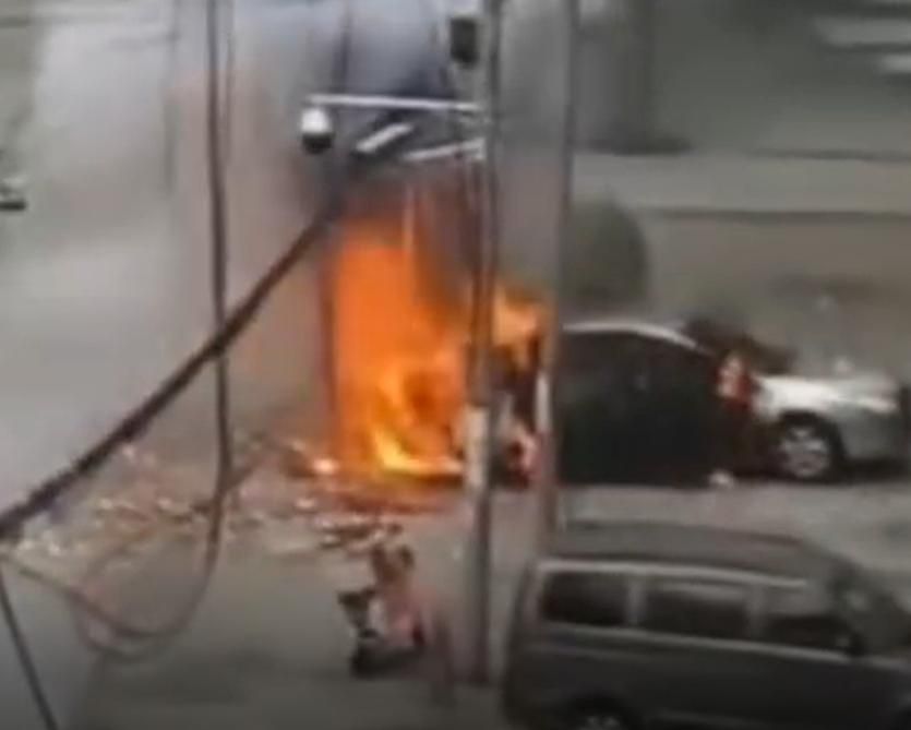 影/恐怖！陸「天降高壓電線」路人觸電慘死　汽車瞬間燃燒