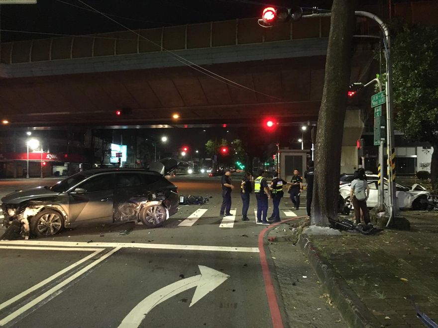 高雄凌晨出現違規仔！　駕車闖燈「差點出大事」釀6傷