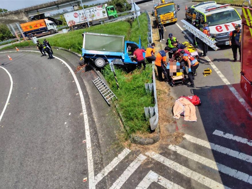 國3柳營交流道小貨車撞分隔島　駕駛傷重不治