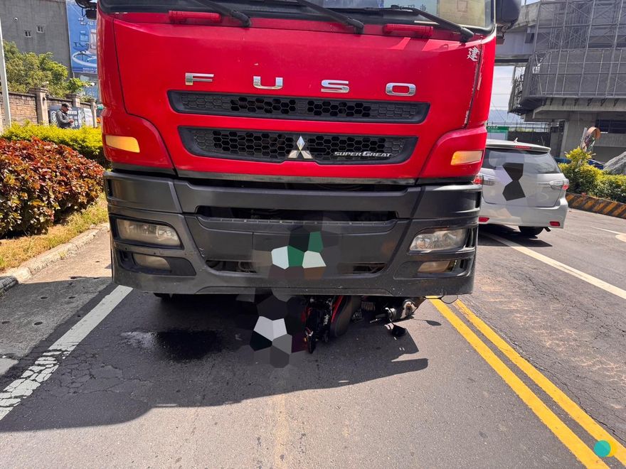 悲傷父親節！鶯歌驚悚車禍　騎士捲水泥預拌車底慘死