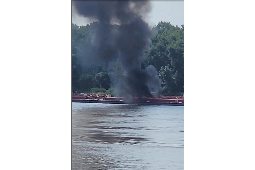 伊利諾州直升機衝輸電線墜落撞船爆炸　機上2人不幸喪生