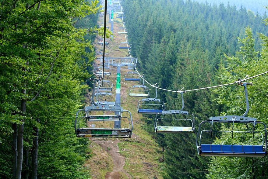 影/空中驚魂！俄國風景區纜車鋼繩斷裂　遊客摔入水中至少10傷