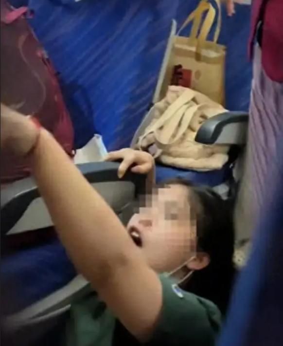影/他還是孩子！搭機遭童狂頂椅背…陸女抗議反遭熊孩一家圍毆