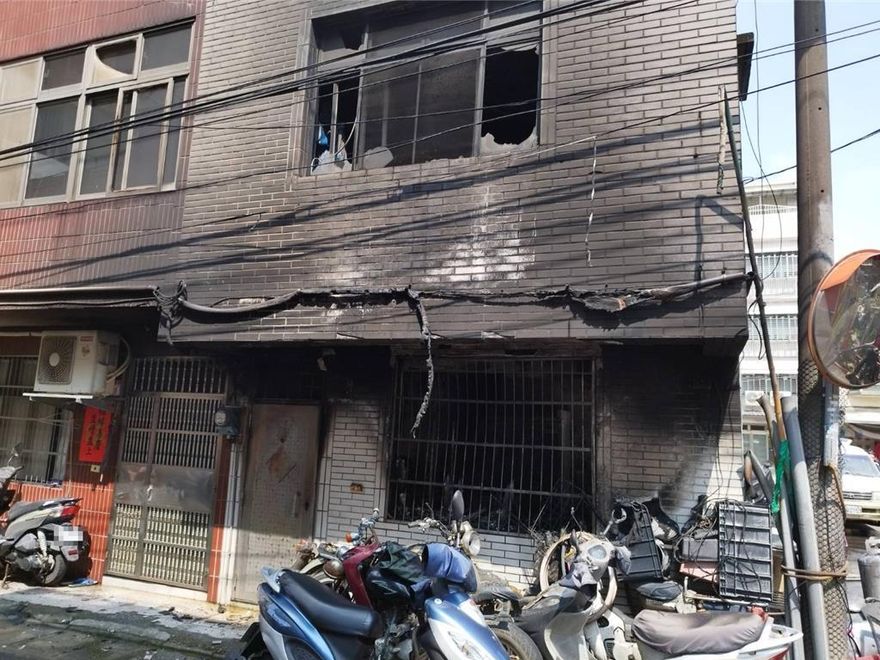 中壢民宅疑瓦斯氣爆起火　丈母娘、女婿50％燒燙傷
