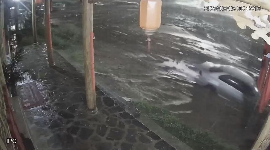 影/洪水1分鐘清空停車場！甘肅榆中土石流已致15死28失聯