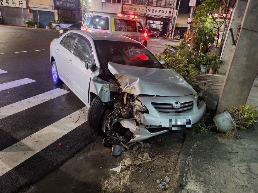 彰化驚見「酒駕高速衝撞民宅」！醉妞遭當場壓制