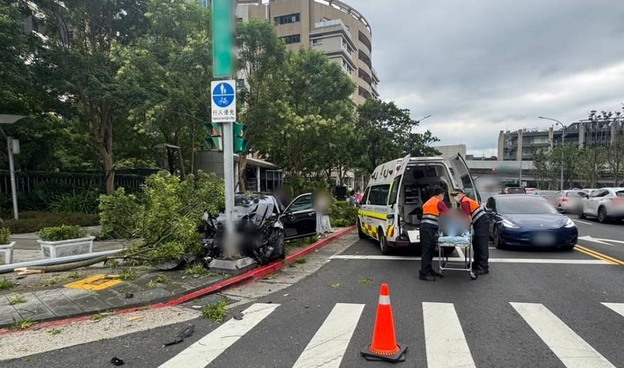 影/6旬翁南港開車遭追撞！驚慌失控撞路樹波及3車　2人送醫