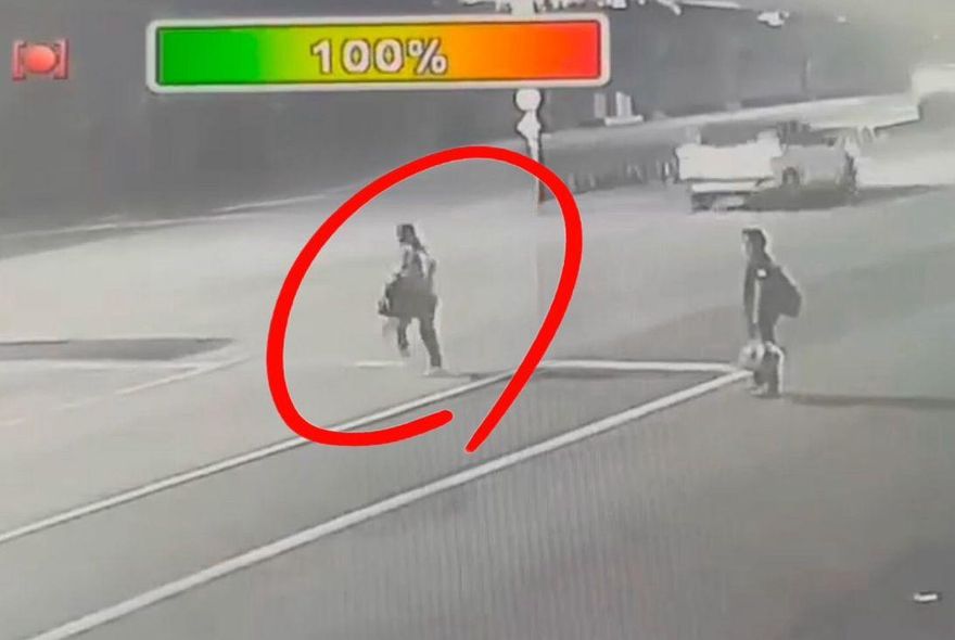 影/奪命瞬間曝！　台中女下遊覽車「未走斑馬線」遭撞死