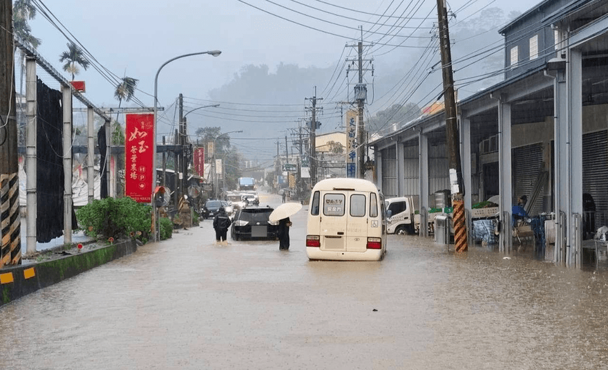 南投雨彈開轟！竹山2小時狂灌136毫米　車輛慘陷黃泥河