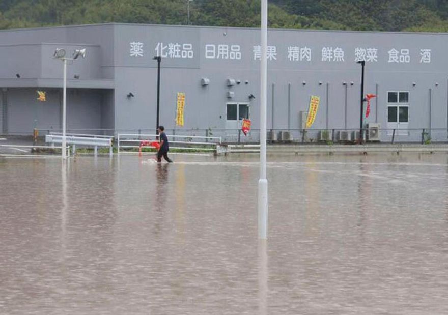 影/熊本淹慘！暴雨襲擊車輛泡水　商店街成「瀑布」慘況曝光