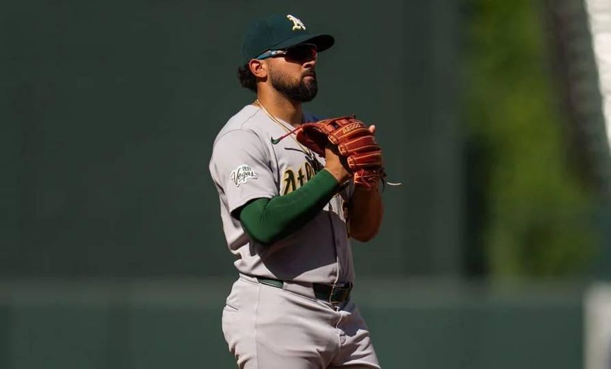 MLB/史上首見！運動家野手單場「左右手互換」秀超狂守備
