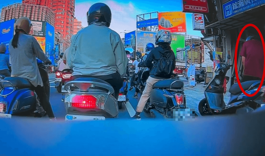 台南超狂騎士停紅燈跳車「路邊撒尿」！離譜畫面全被拍下