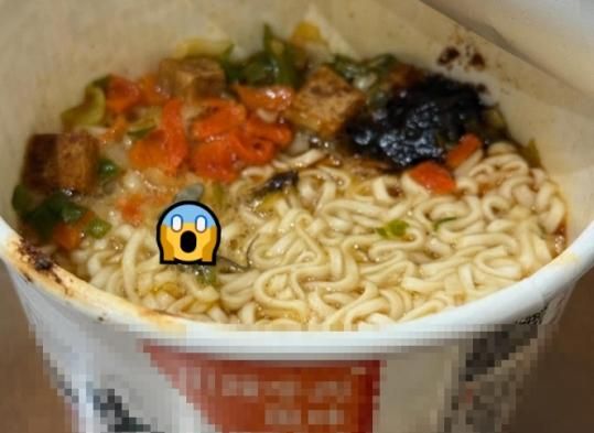 泡麵品管出包？高湯驚見壁虎寶寶浮屍　業者：將徹查
