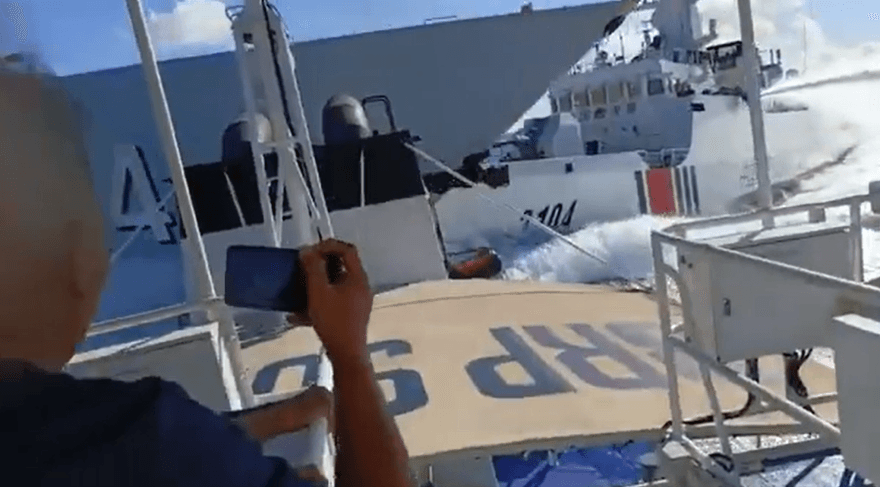 影/碰撞瞬間曝！陸海警船追逐菲船　與自家海軍052D桂林艦互撞