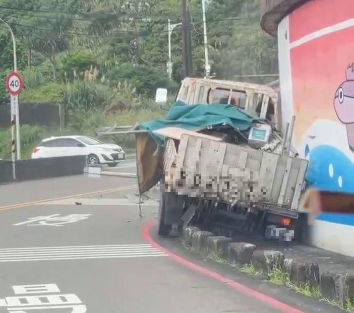 影/差點填海！外木山驚見醉貨車飄移撞牆　電線桿也倒了