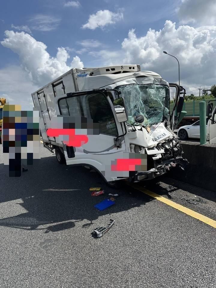 國1大小貨車撞擊！車頭全毀變V字型　駕駛還一度受困