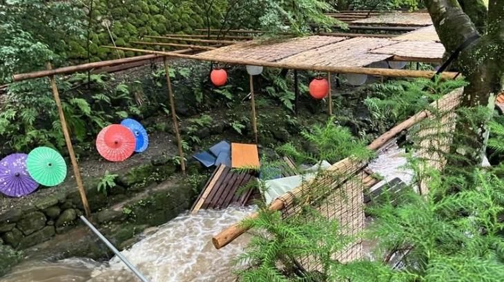 京都知名景點傳意外！貴船川特色「川床」倒塌　6人落水