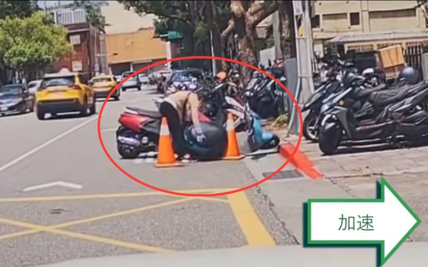 影/北市婦為停車放倒隔壁機車　網友炸鍋罵爆